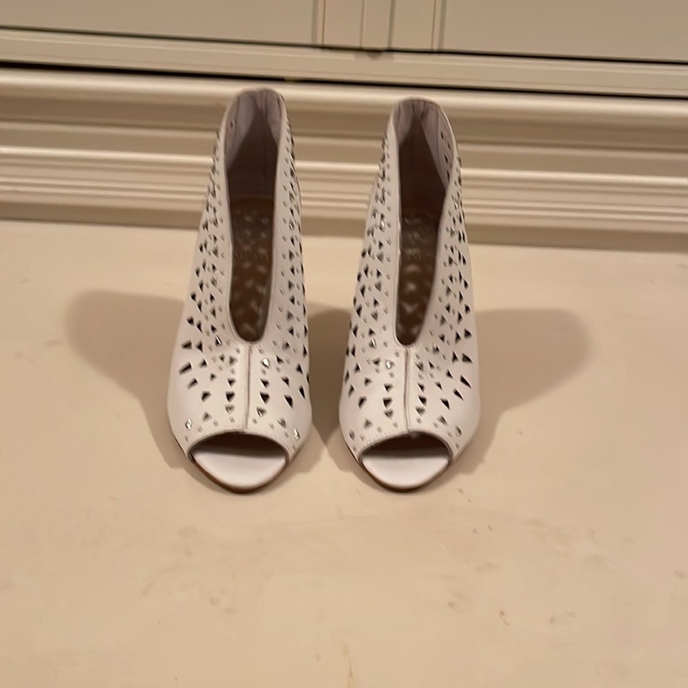 Vince Camuto size 8 white like new leather booties 4” heel UEC - Picture 3 of 5